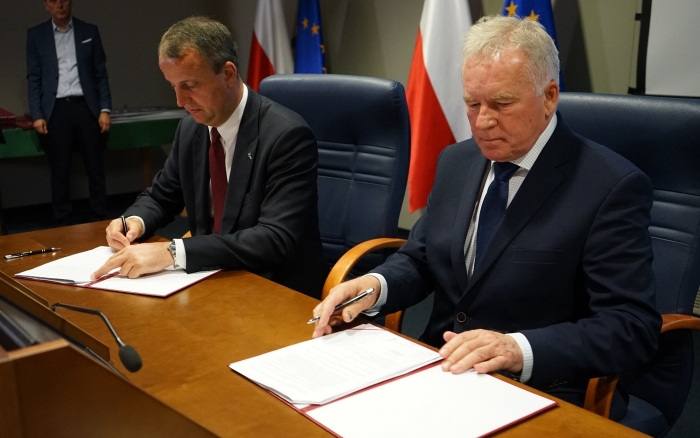 Podpisanie umowy, na zdjęciu wójt gminy oraz wojewoda wielkopolski