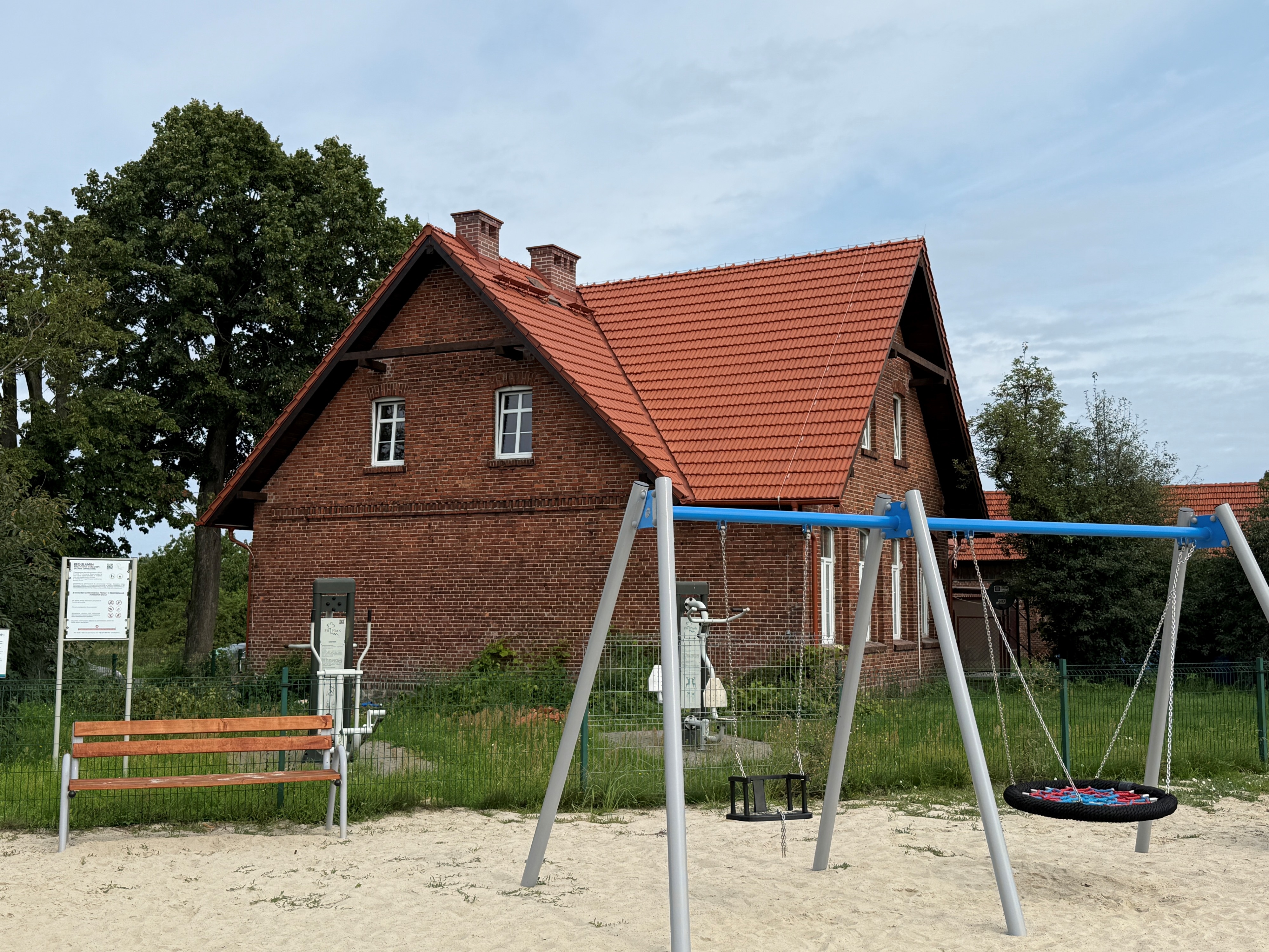 REMONT ZABYTKOWEJ SZKOŁY W MARKOWICACH