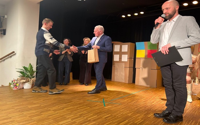 wręczanie nagród przez wójta