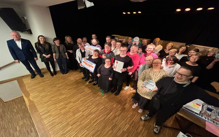 Uczestnicy Konkursu na wspólnym zdjęciu na scenie