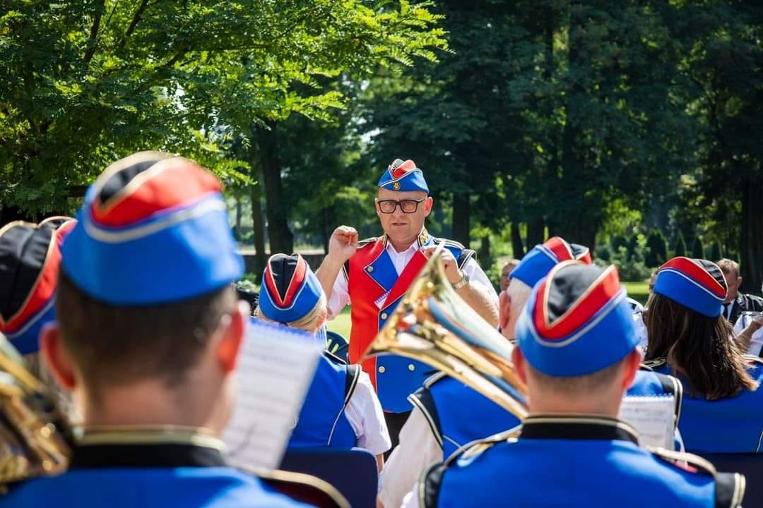 orkiestra dęta ze Swarzędza na czele z kapelmistrzem Łukaszem Gowarzewskim. 