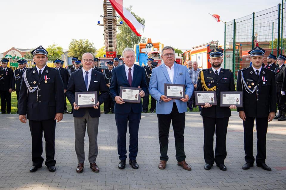 zaproszeni goście z okolicznościowymi podziękowaniami