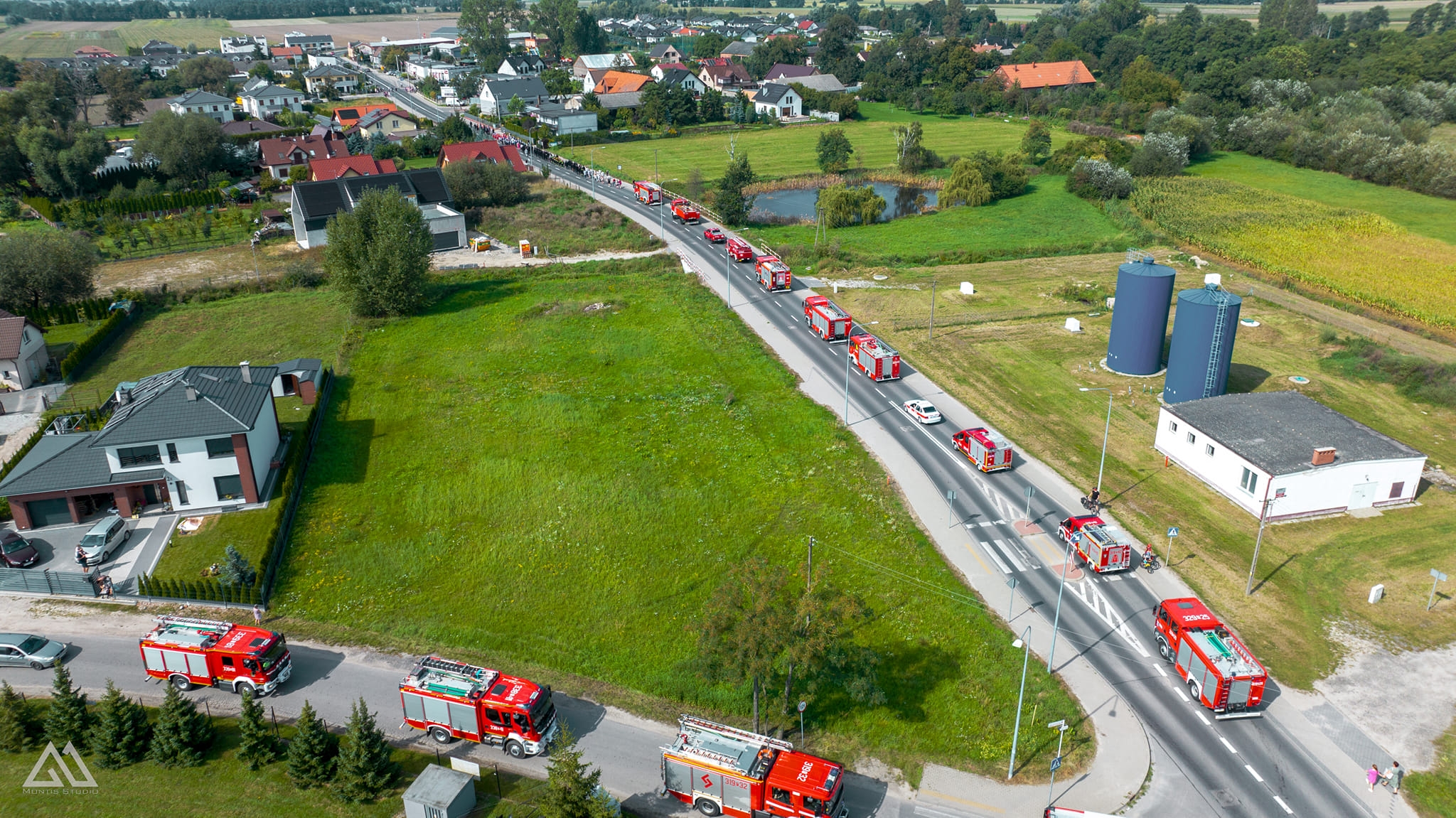 widok z lotu ptaka n a korowód wozów pożarniczych 