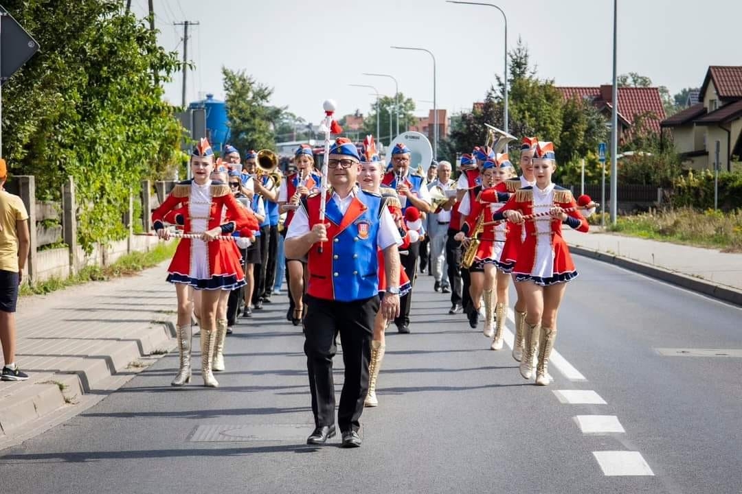maszerująca orkiestra dęta