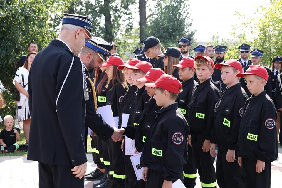 ślubowania Młodzieżowej Drużyny Pożarniczej - wręczenie okolicznościowych dyplomów
