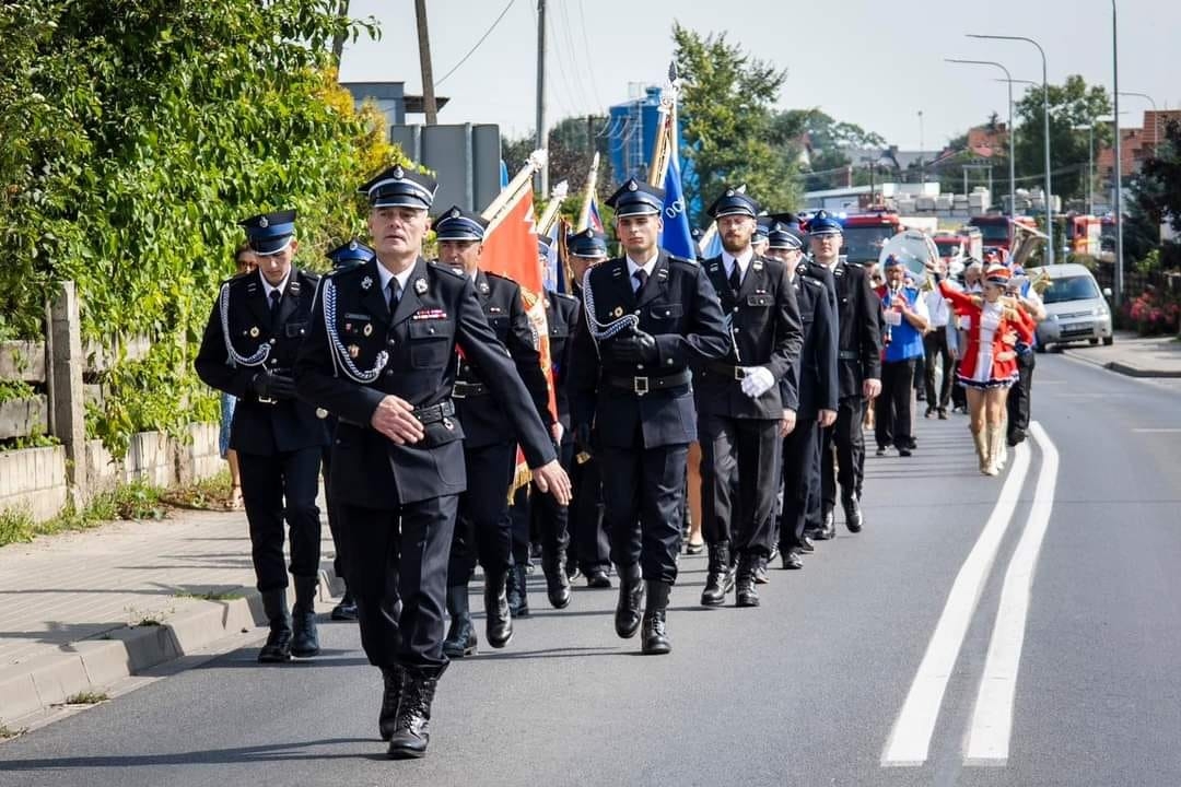 przemarsz drużyn ulicami na miejsce uroczystości