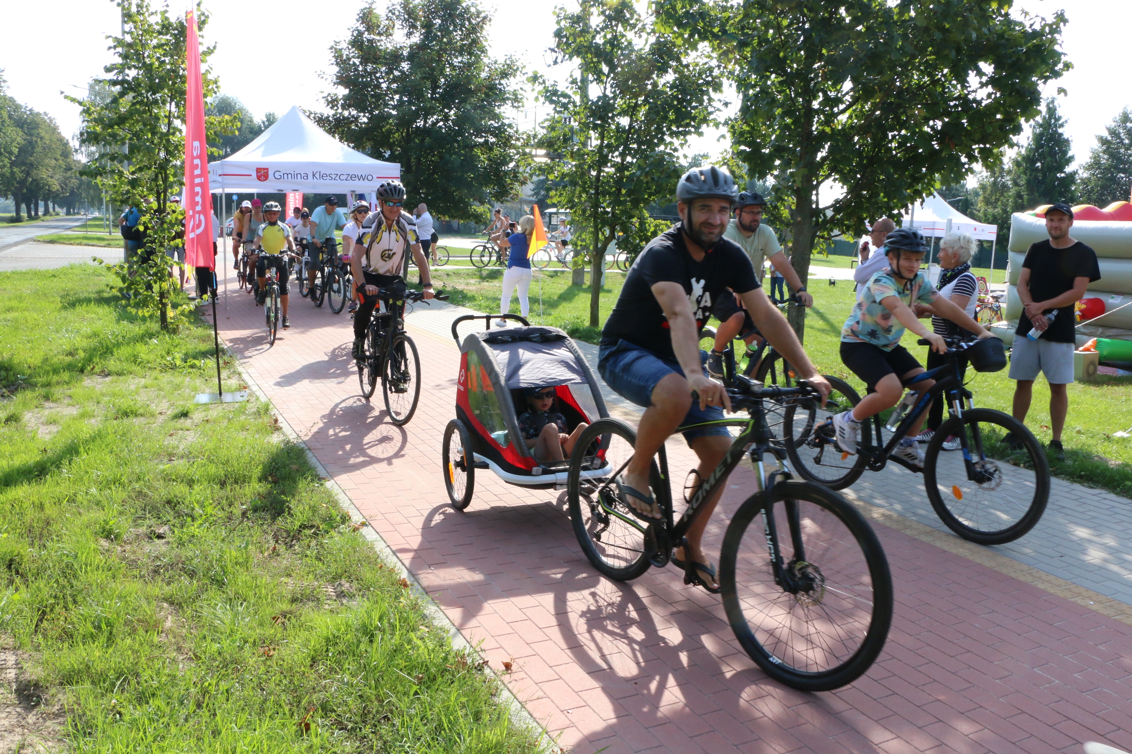 start rowerzystów, przejazd ścieżką rowerową 