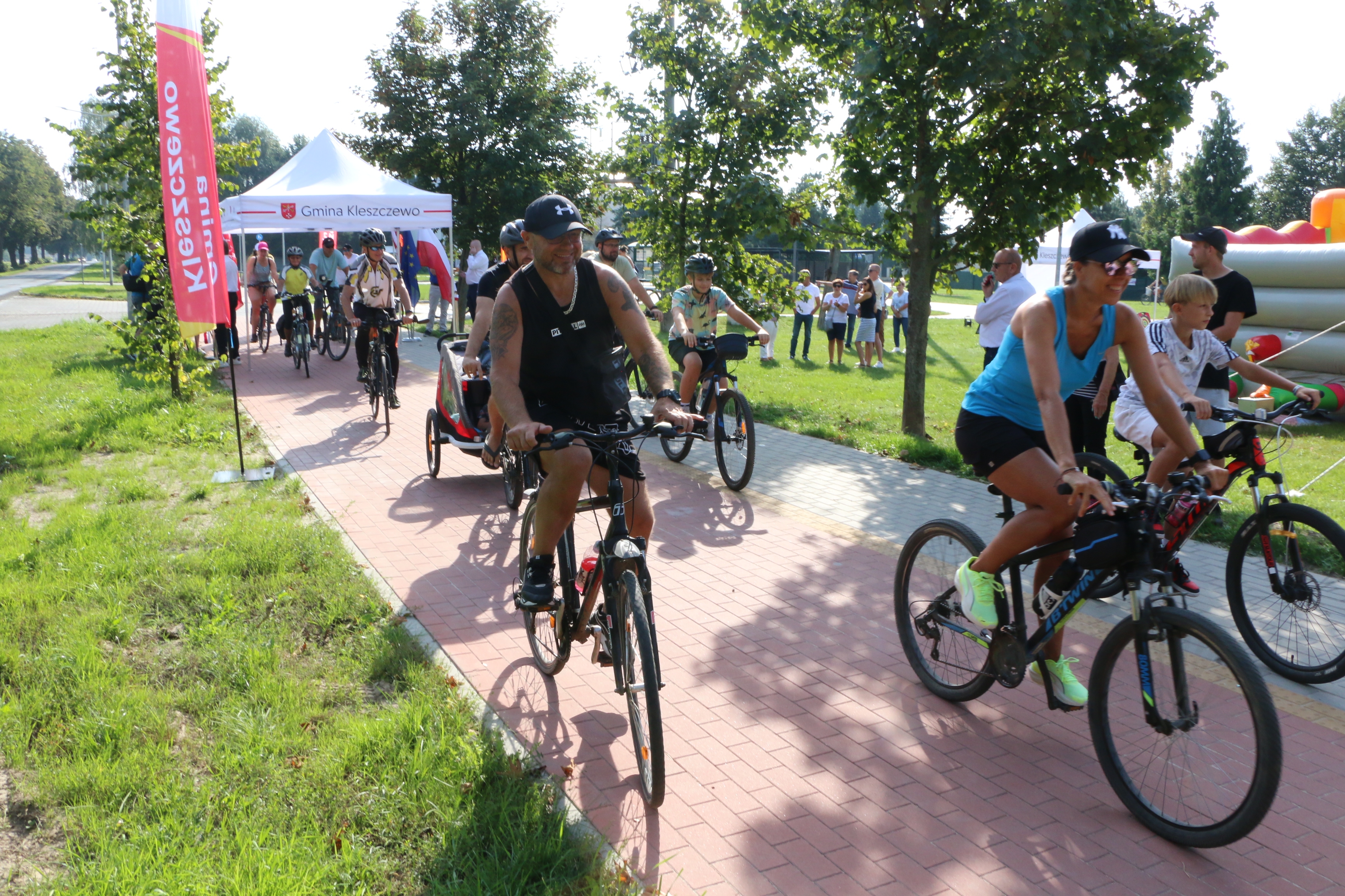 start rowerzystów, przejazd ścieżką rowerową 
