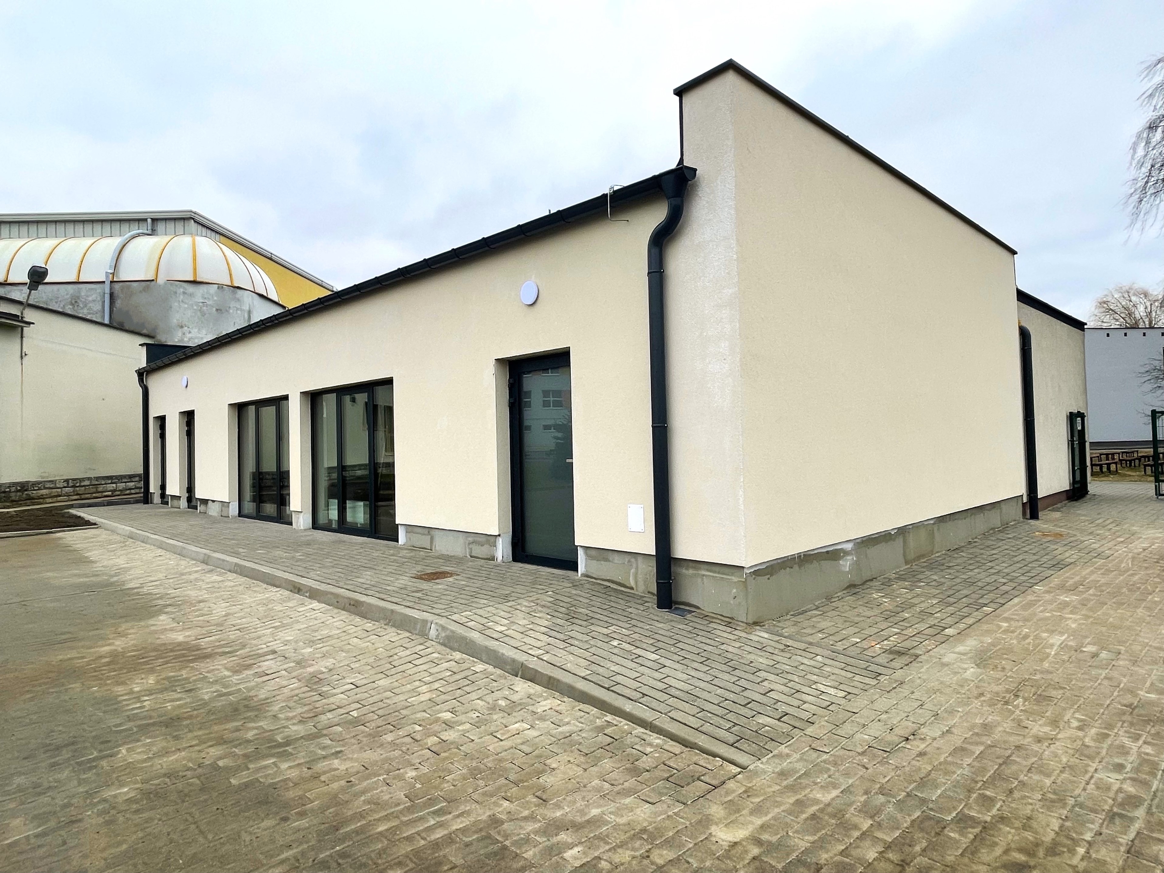 nowy budynek szatni, widok z zewnątrz