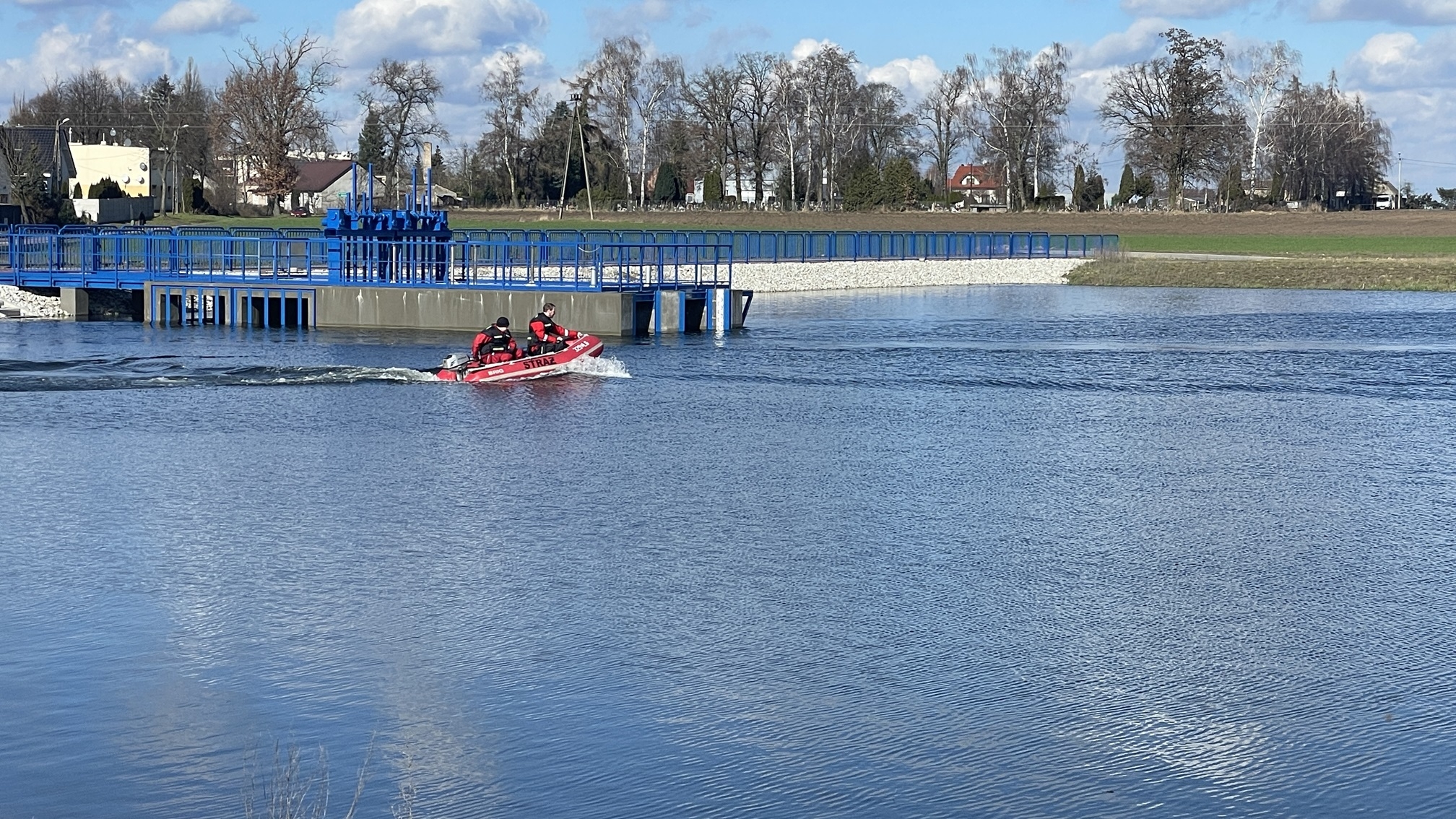ponton strażacki na tle zapory wodnej