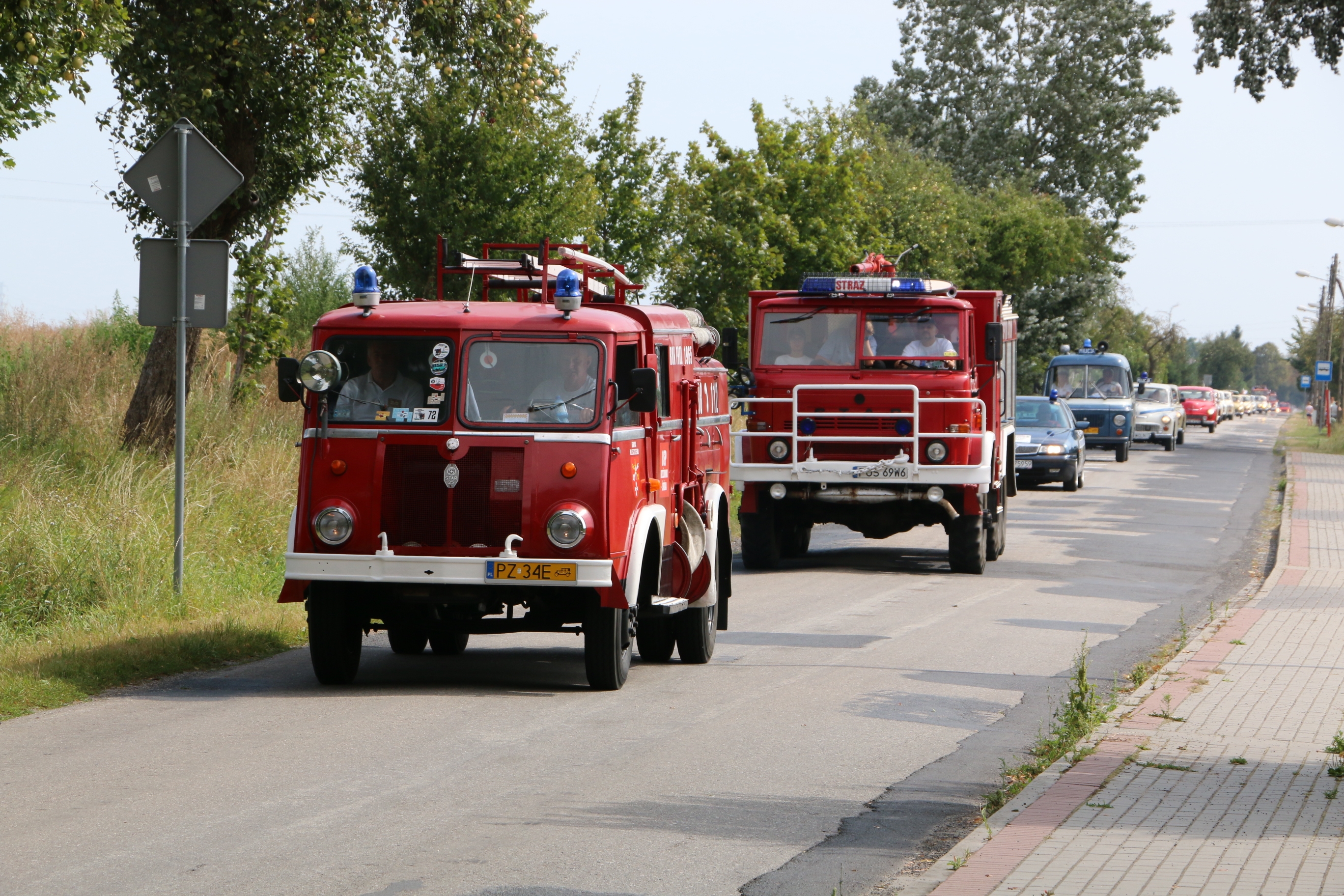 Przejazd zabytkowych samochodów przez gminę 