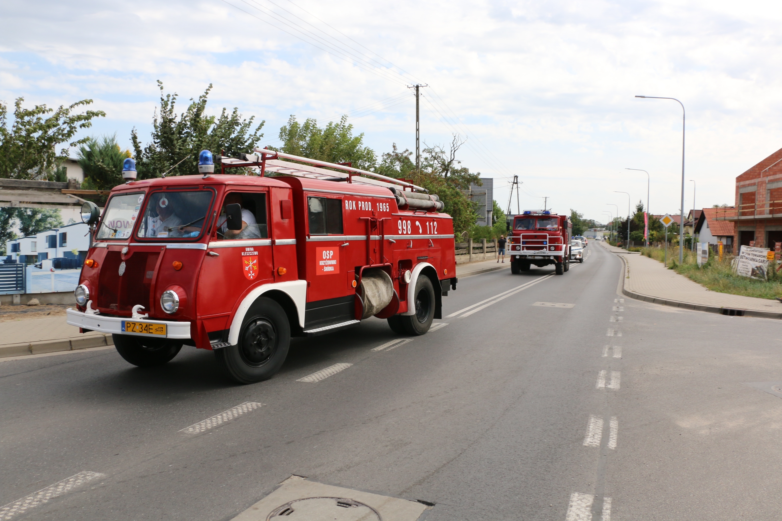 Przejazd zabytkowych samochodów przez gminę 