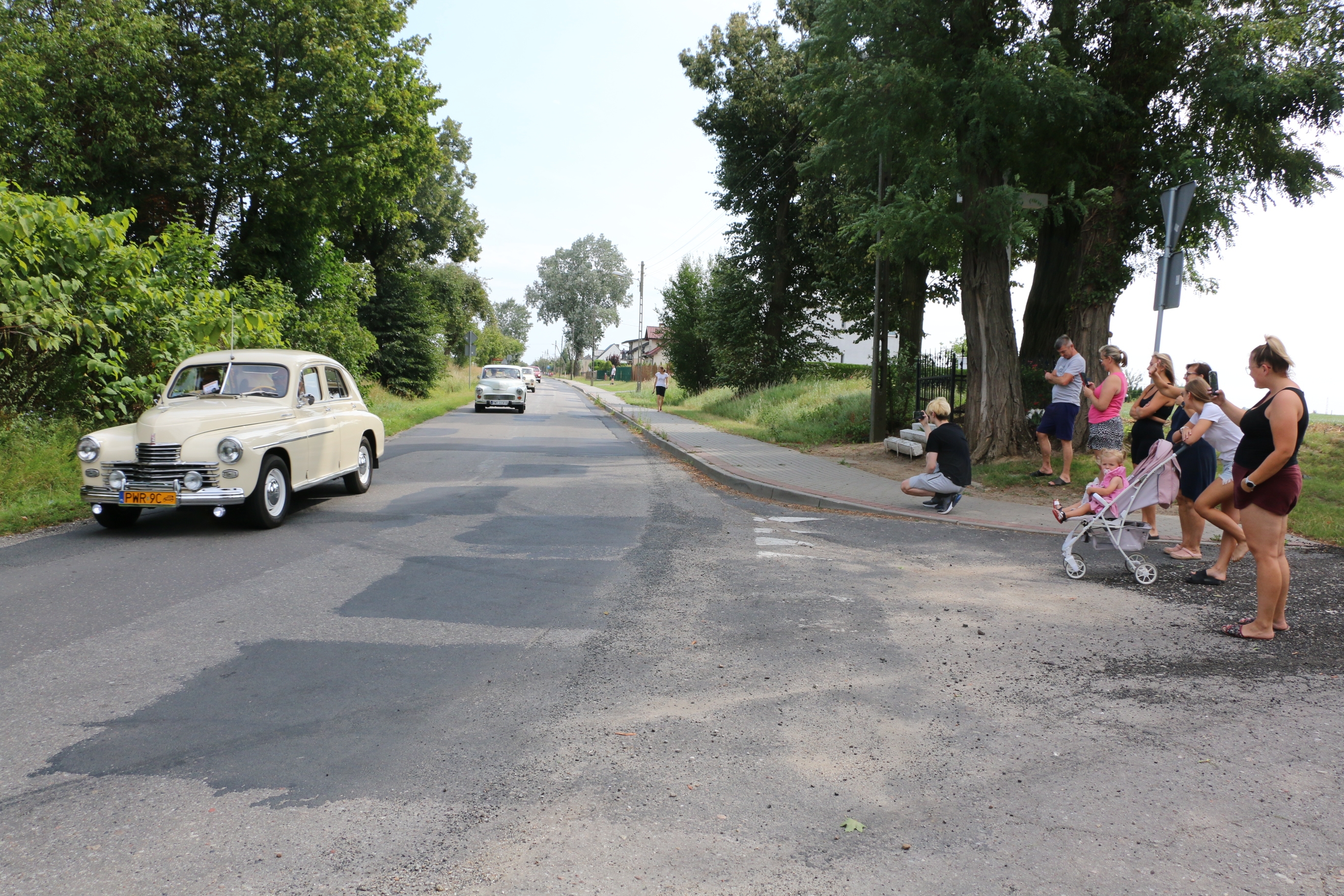Przejazd zabytkowych samochodów przez gminę 