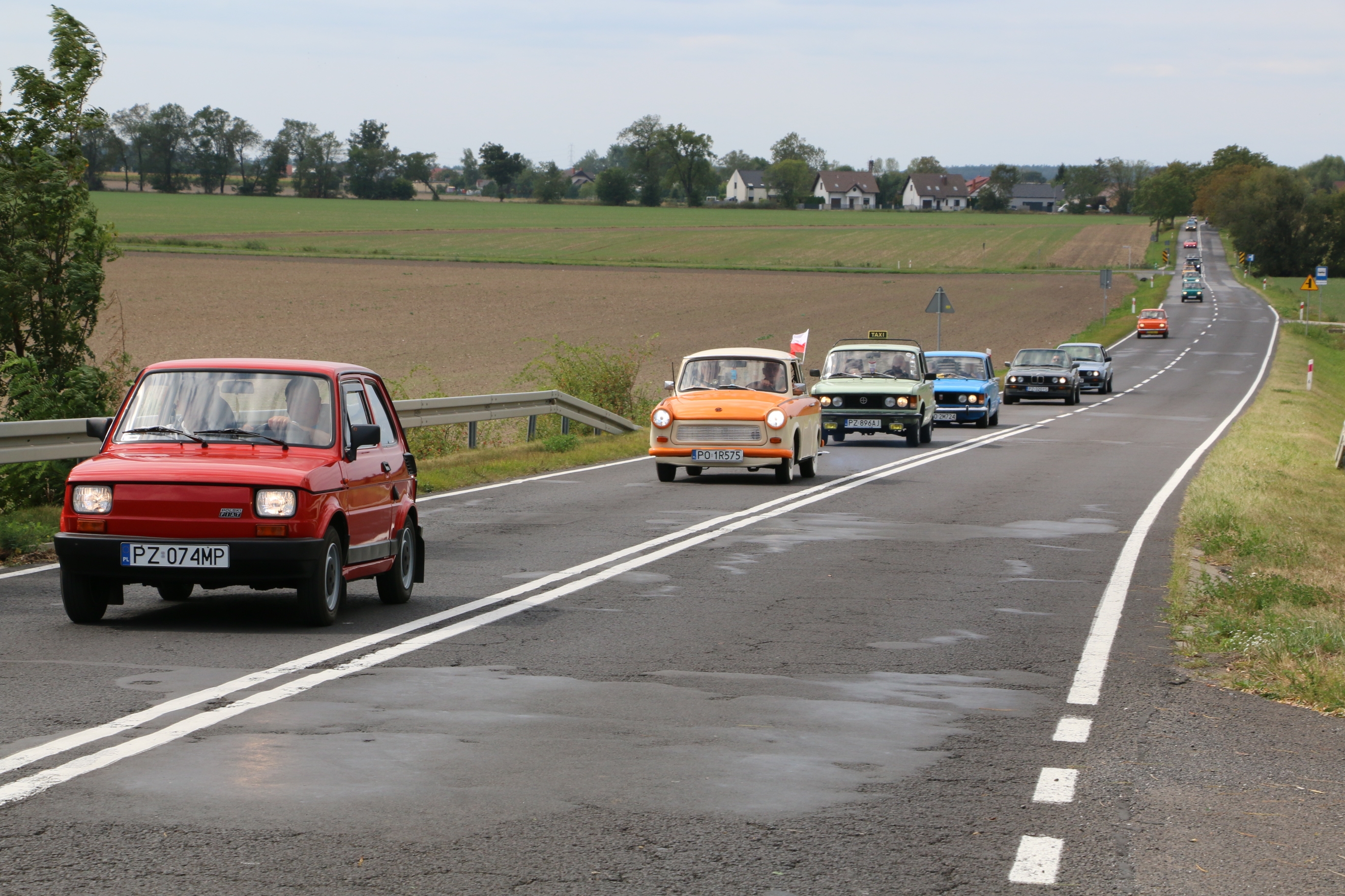 Przejazd zabytkowych samochodów przez gminę 