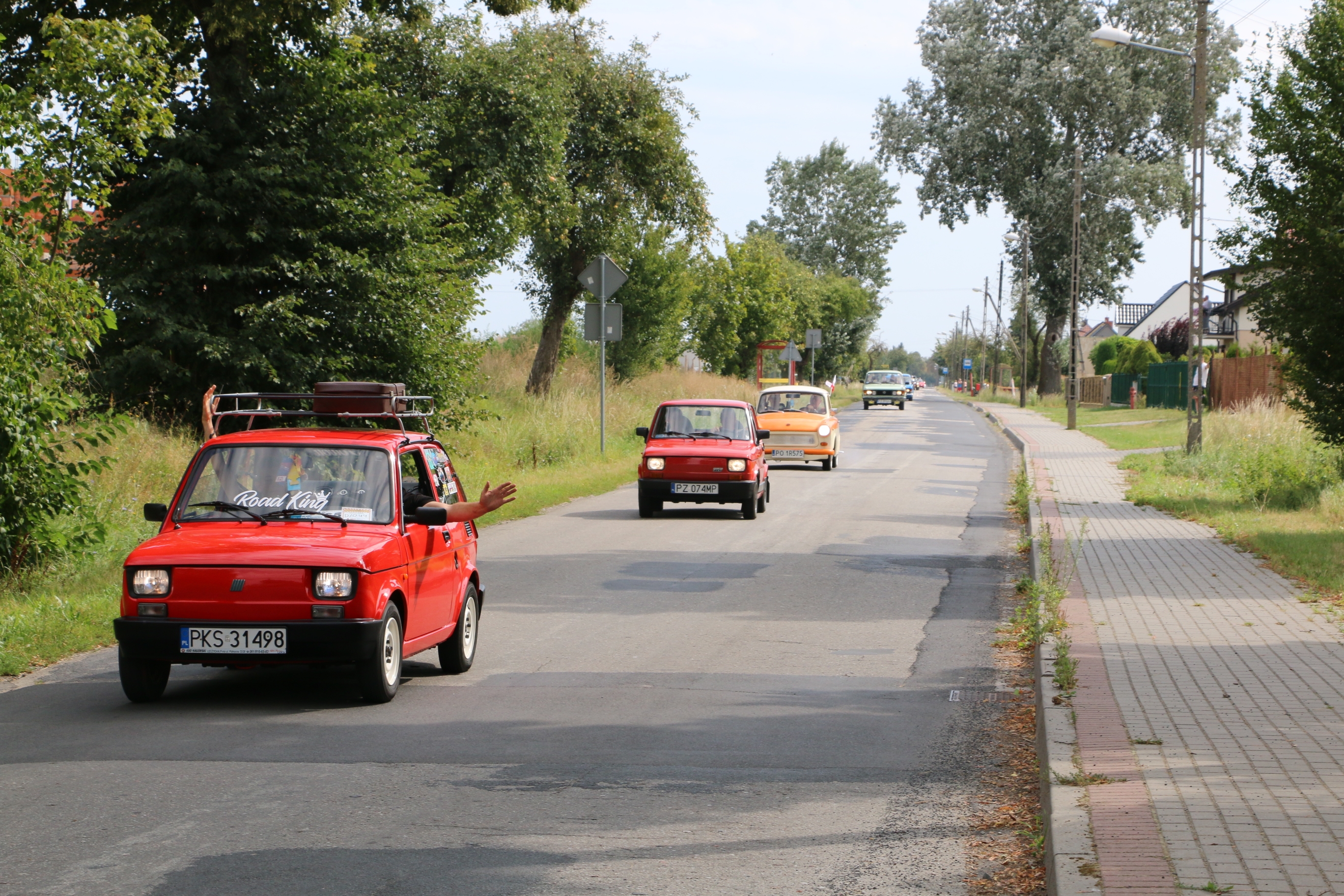 Przejazd zabytkowych samochodów przez gminę 