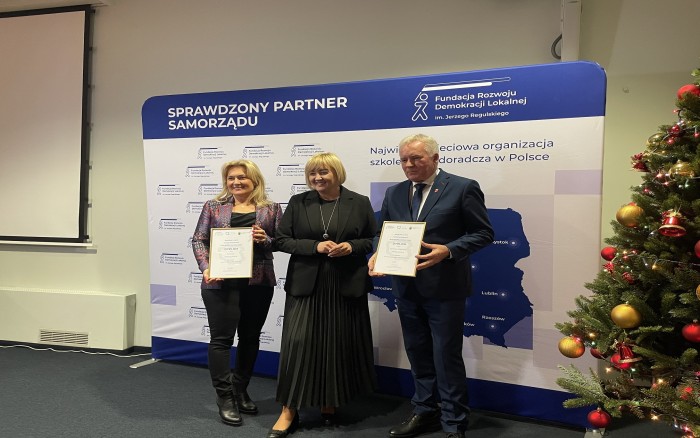 z dyplomami sekretarz Gminy/zastępca Wójta Ewa Iczakowska oraz wójt Bogdan Kemnitz