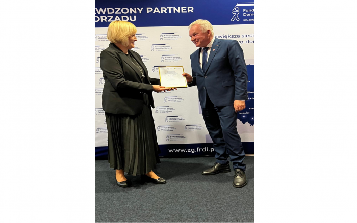 Wójt Bogdan Kemnitz odbiera nagrodę dla Gminy Kleszczewo