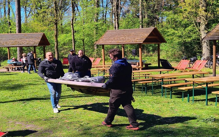 15 Sprzątanie lasu - zbieranie śmieci