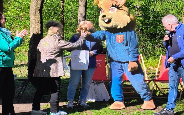 15 Sprzątanie lasu piątka z wiewiórką 