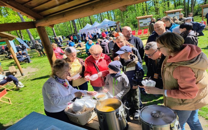 15 Sprzątanie lasu - poczęstunek grochówka