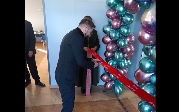 Uroczyste Otwarcie Lokalnego Klubu Rodzinnego w Gowarzewie- przecięcie wstęgi - Dyrektor ROPS w Poznaniu