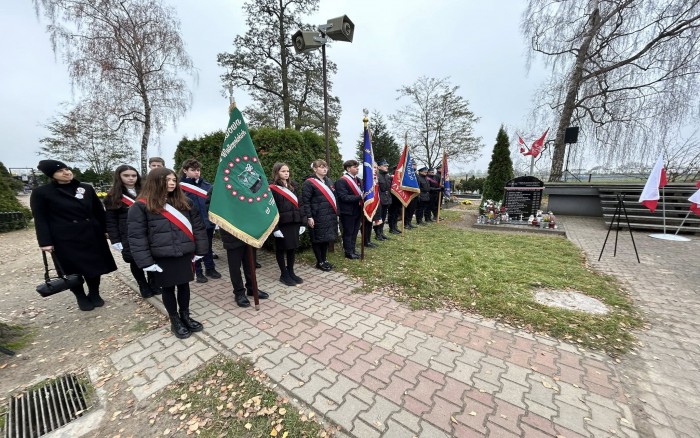 uroczystości przed Tablicą Pamiątkową na cmentarzu w Tulcach - poczty sztandarowe 