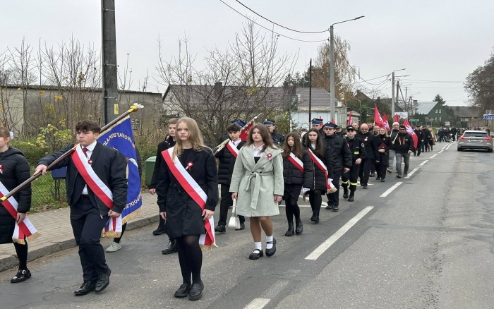 Przemarsz na miejsce złożenia kwiatów