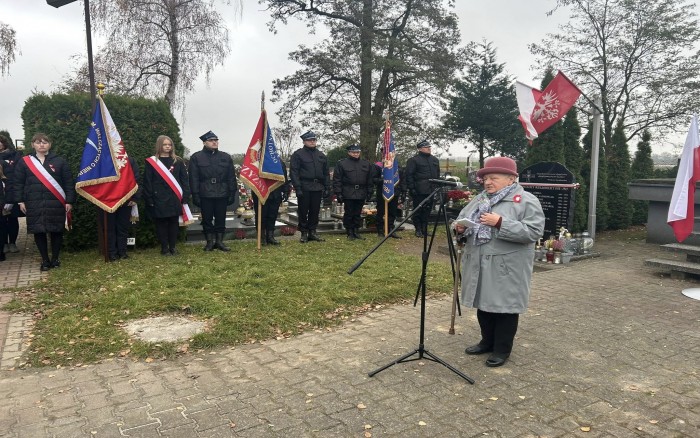 uroczystości przed Tablicą Pamiątkową na cmentarzu w Tulcach - przemówienie p. Halina Kowalewska
