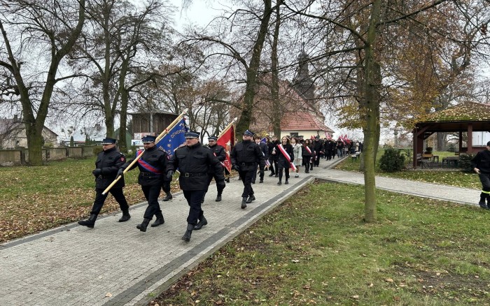Przemarsz na miejsce złożenia kwiatów