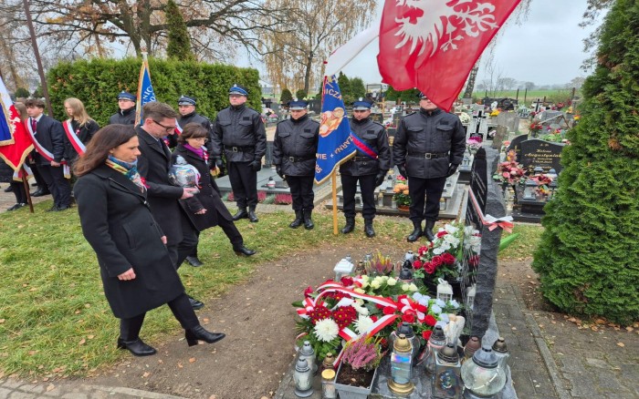uroczystości przed Tablicą Pamiątkową na cmentarzu w Tulcach - złożenie kwiatów - delegacja ZS Tulce