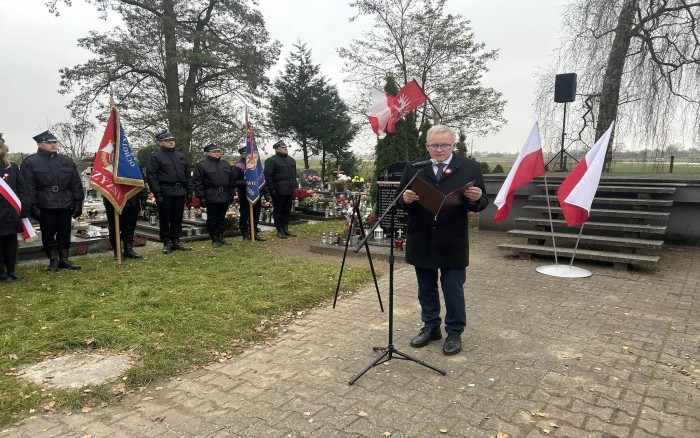 uroczystości przed Tablicą Pamiątkową na cmentarzu w Tulcach - przemówienie wójta