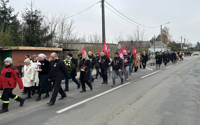 Przemarsz na miejsce złożenia kwiatów