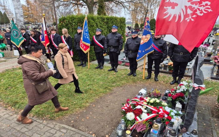 uroczystości przed Tablicą Pamiątkową na cmentarzu w Tulcach - złożenie kwiatów - delegacja ZS Kleszczewo