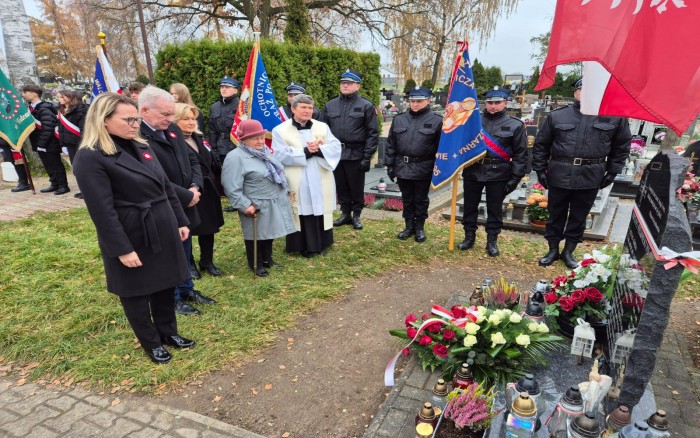uroczystości przed Tablicą Pamiątkową na cmentarzu w Tulcach - złożenie kwiatów - delegacja samorządu 
