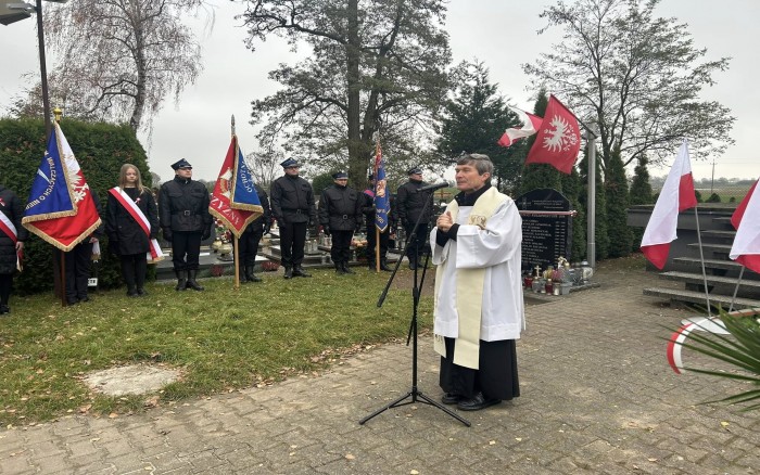 uroczystości przed Tablicą Pamiątkową na cmentarzu w Tulcach - przemówienie ks. proboszcz 