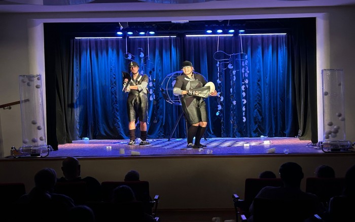spektakl teatralny pt. „Sasza i Bałwan”