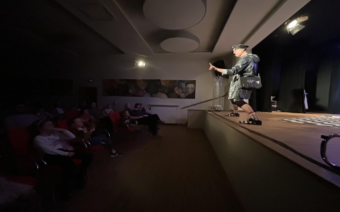 spektakl teatralny pt. „Sasza i Bałwan”