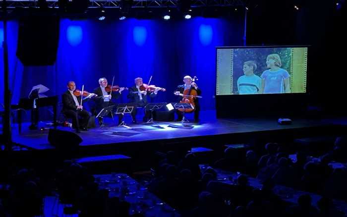 Grupa MoCarta na scenie podczas występu. 