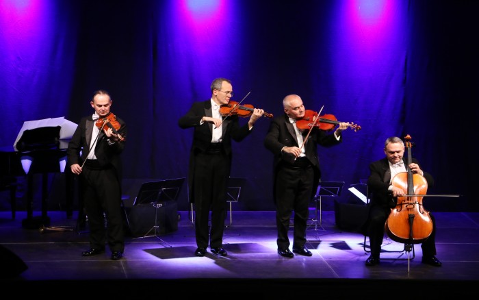Grupa MoCarta na scenie podczas występu. 