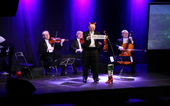Grupa MoCarta na scenie podczas występu. 