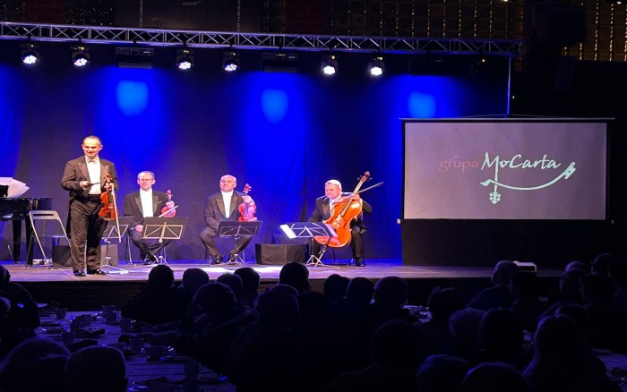 Grupa MoCarta na scenie podczas występu. 