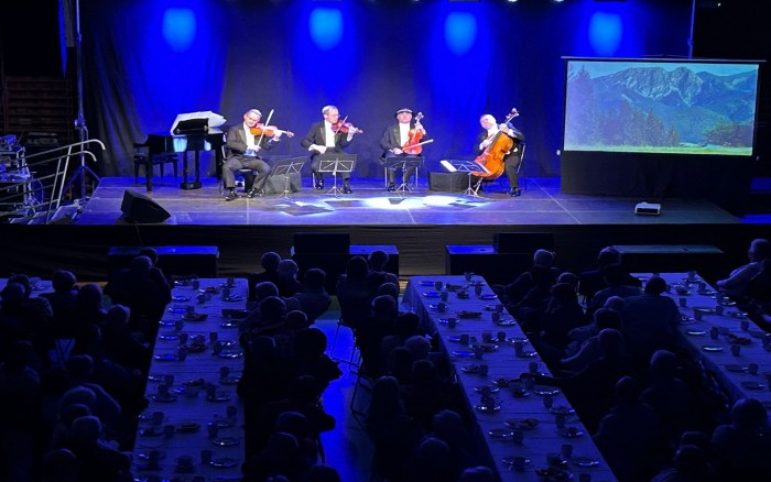 Grupa MoCarta na scenie podczas występu. 