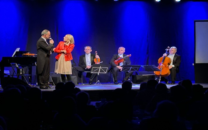 Grupa MoCarta na scenie podczas występu. 