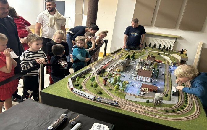 3. Jarmark Bożonarodzeniowy w Kleszczewie - strefa modelarska z makietami kolejowymi
