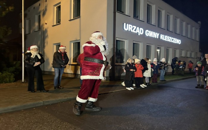 3. Jarmark Bożonarodzeniowy w Kleszczewie- rozświetlenie choinki przed urzędem Gminy