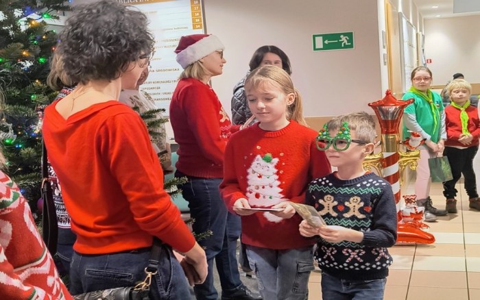 Przekazanie Światełka Pokoju przez Zuchów 