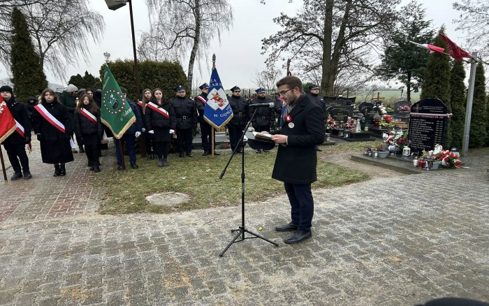 złożenie kwiatów i przemówienia przy płycie pamiątkowej poświęconej Powstańcom na cmentarzu w Tulcach