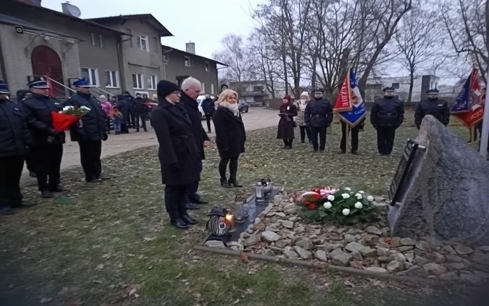 złożenie kwiatów i przemówienia przy płycie pamiątkowej poświęconej Powstańcom w Gowarzewie