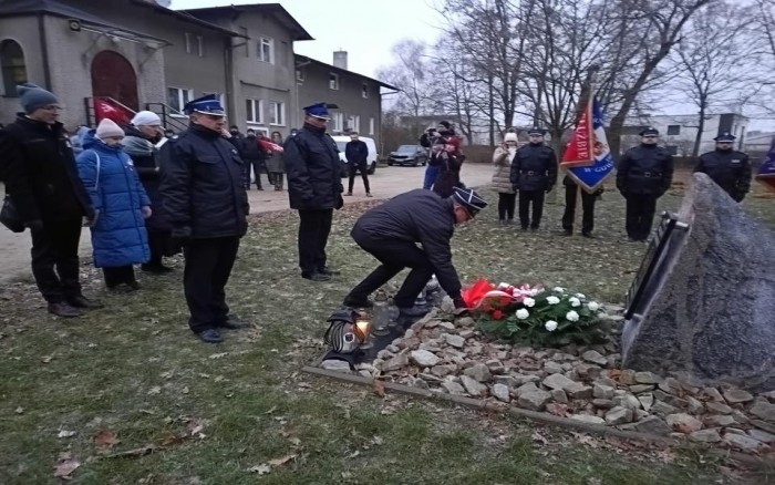 złożenie kwiatów i przemówienia przy płycie pamiątkowej poświęconej Powstańcom w Gowarzewie
