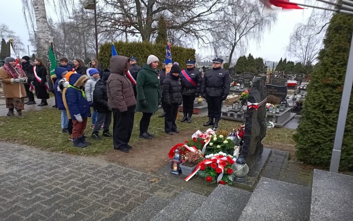 złożenie kwiatów i przemówienia przy płycie pamiątkowej poświęconej Powstańcom na cmentarzu w Tulcach